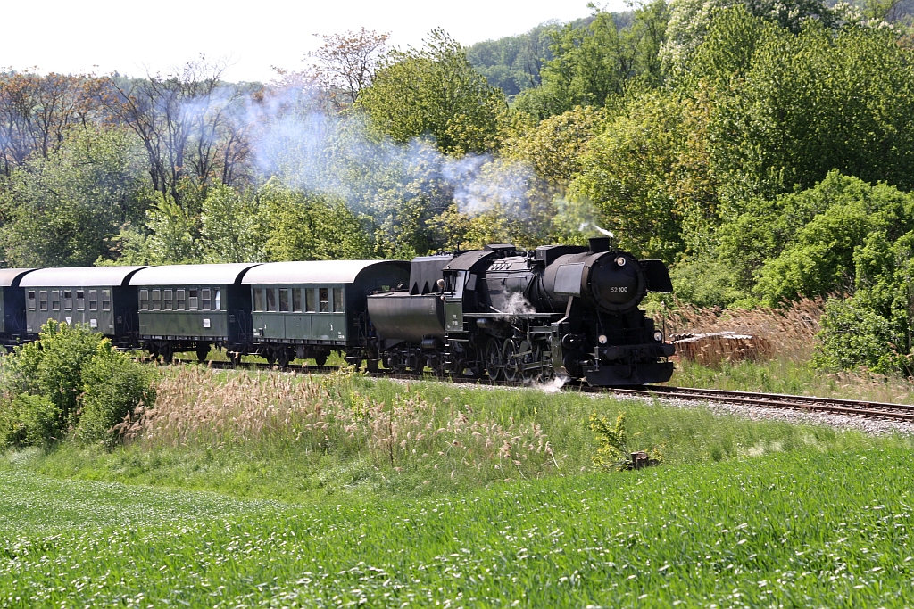�SEK 52.100 am 04.Mai 2014 mit dem EZ 7392 von Korneuburg nach Ernstbrunn in Karnabrunn.

