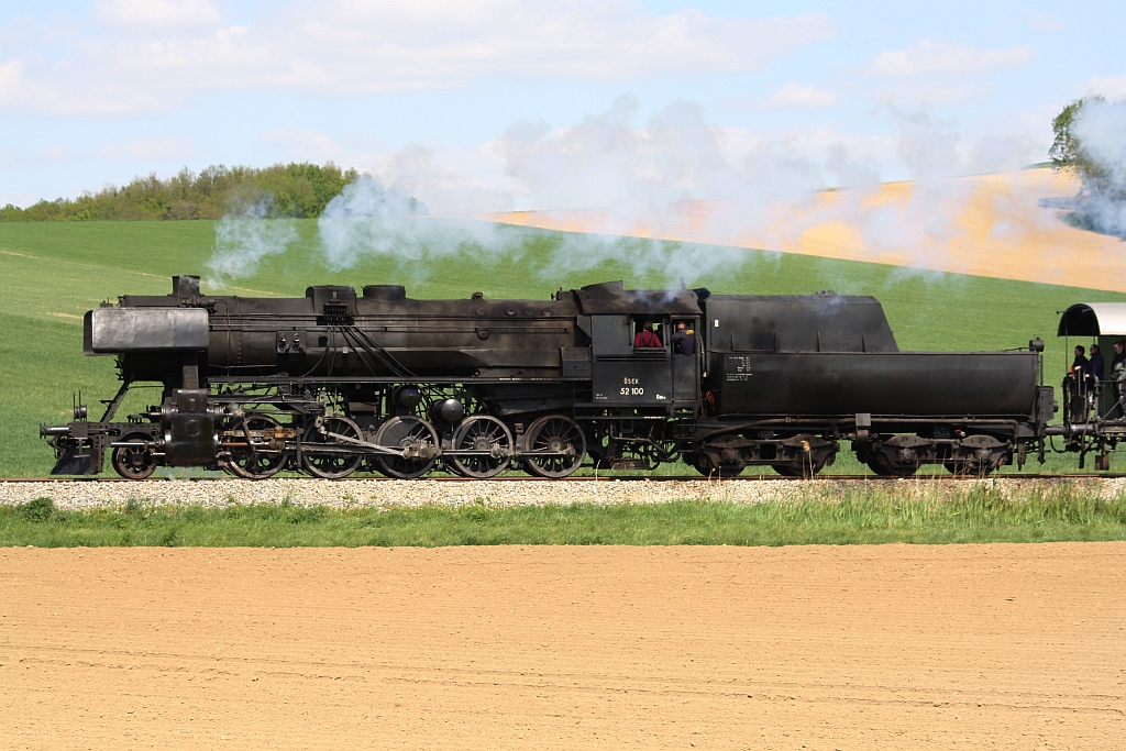 SEK 52.100 am 04.Mai 2014 vor dem EZ 7392 von Korneuburg nach Ernstbrunn bei Naglern-Simonsfeld.

