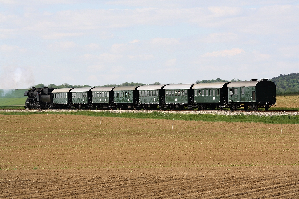 �SEK 52.100 am 04.Mai 2014 mit dem EZ 7392 von Korneuburg nach Ernstbrunn bei Naglern-Simonsfeld.

