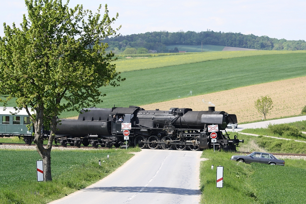 SEK 52.100 am 04.Mai 2014 mit dem EZ 7392 von Korneuburg nach Ernstbrunn zwischen Naglern-Simonsfeld und Ernstbrunn. 

