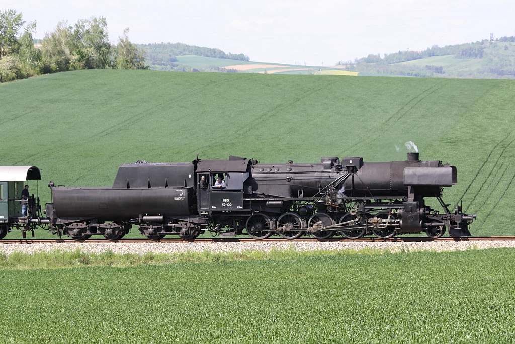 �SEK 52.100 am 04.Mai 2014 mit dem EZ 7392 von Korneuburg nach Ernstbrunn zwischen Naglern-Simonsfeld und Ernstbrunn. 

