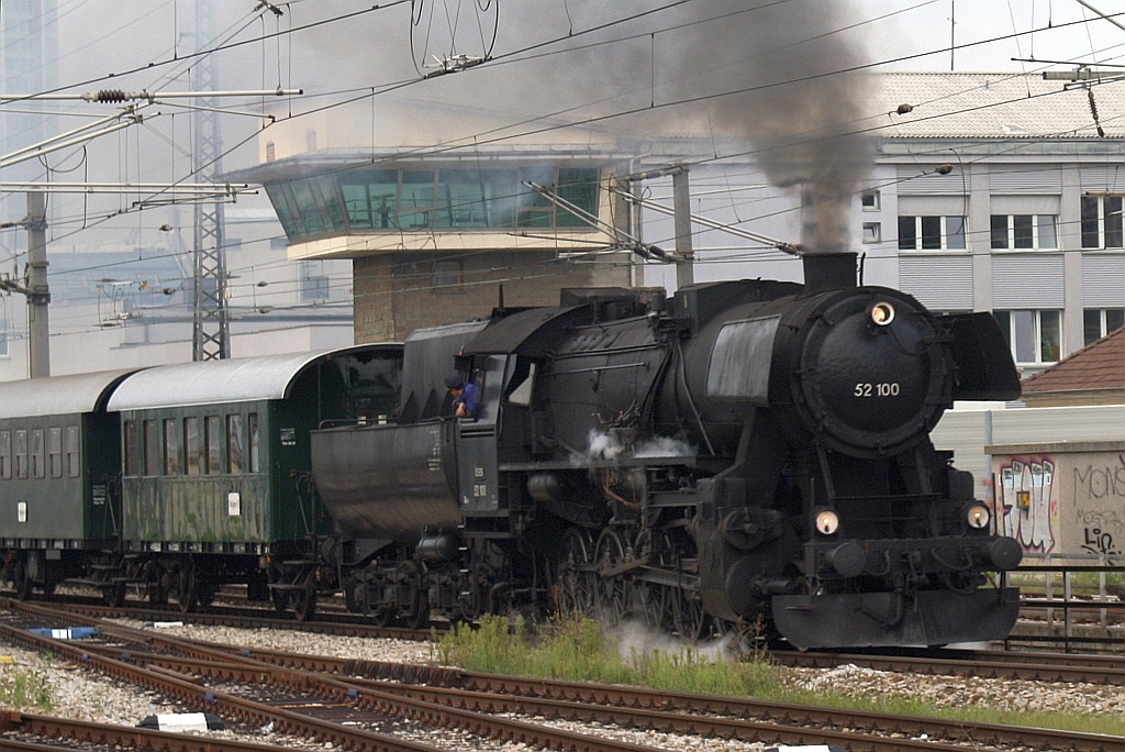 ÖSEK 52.100 am 06.September 2014 mit dem Nostalgie-Express Leiser Berge bei der Ausfahrt aus dem Bf. Floridsdorf.