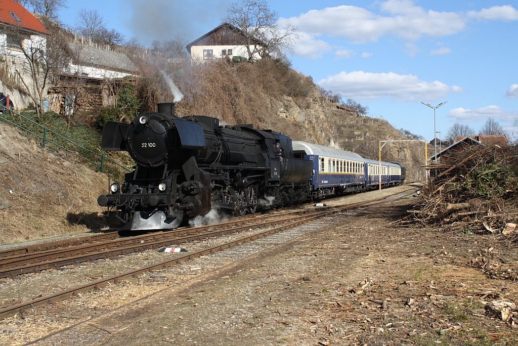 SEK 52.100 am 23.Februar 2014 mit dem SR 14353 in Stein-Mautern.

