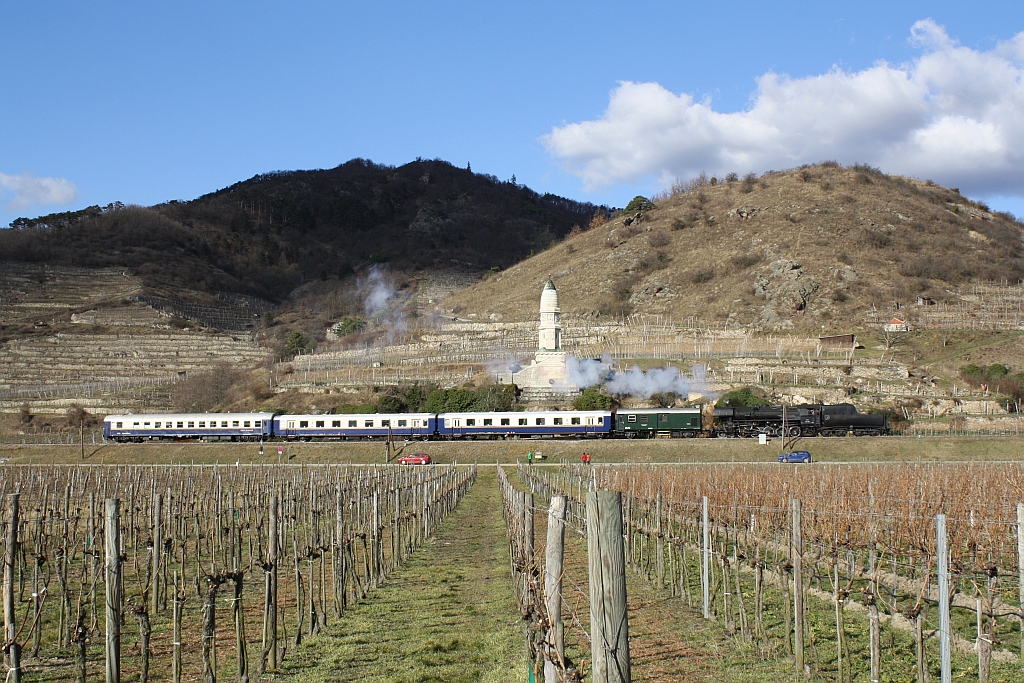 SEK 52.100 am 23.Februar 2014 mit dem SR 14354 nach Wien FJB vor dem Franzosendenkmal bei Drnstein.

