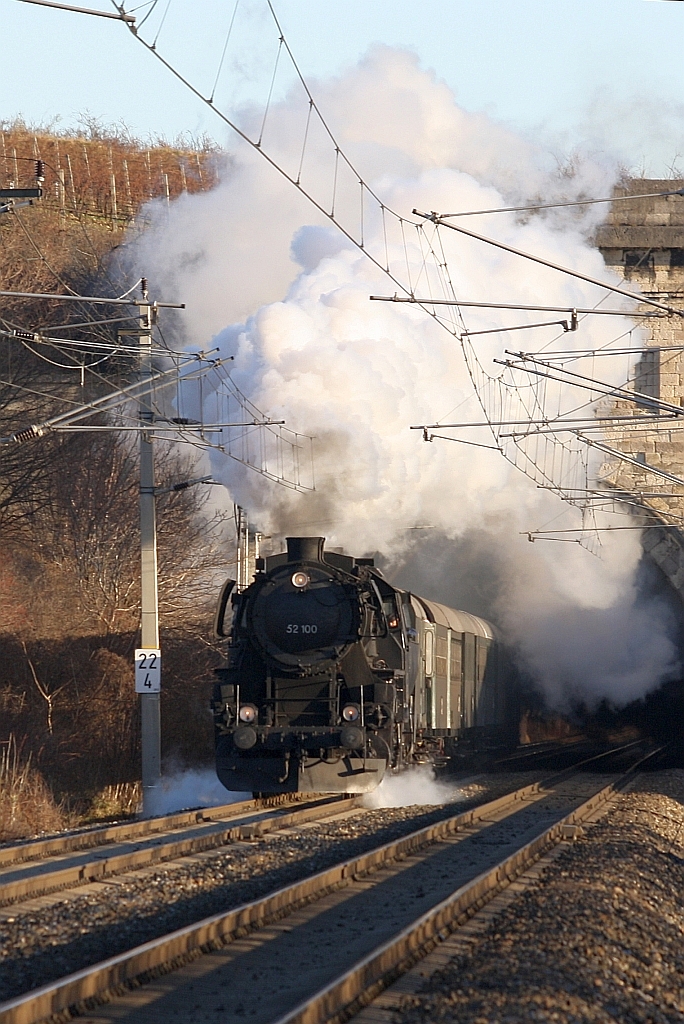 ÖSEK 52.100 kommt am 24.Dezember 2014 mit dem SR 14034 aus dem  Busserl-Tunnel  zwischen Gumpoldskirchen und Pfaffstätten.