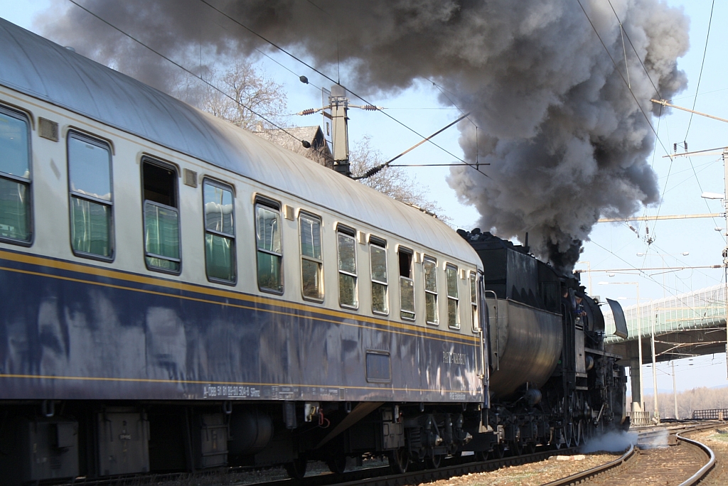 SEK 52.100 vor dem SR 14353 am 23.Februar 2014 im Bf. Nussdorf. 

