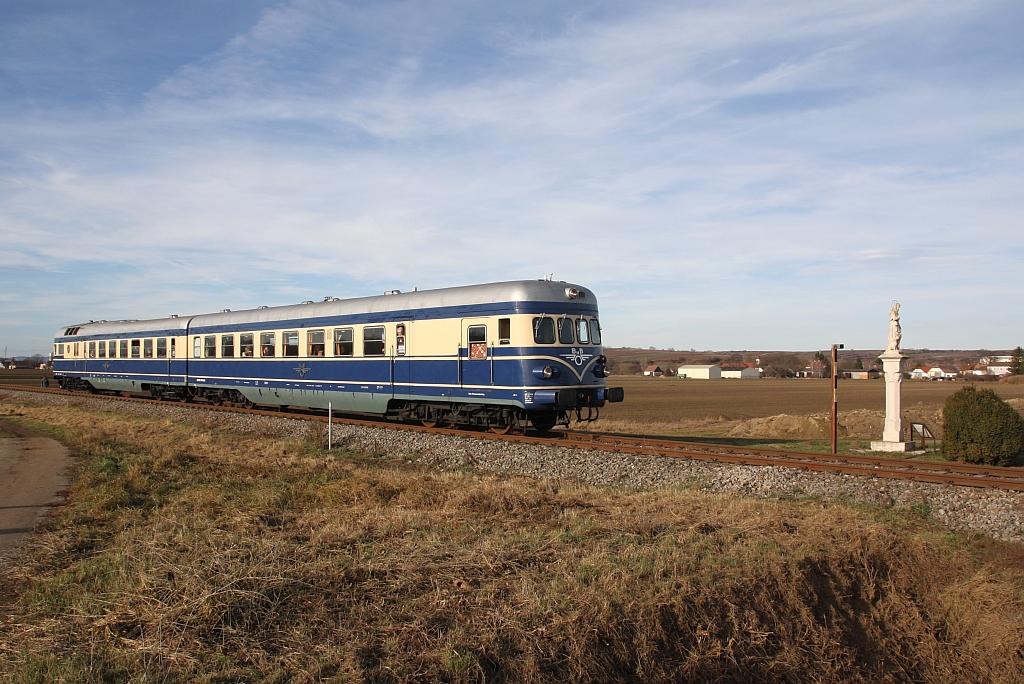 ÖSEK 6645.02 und 5145.11 am 10.Dezember 2016 als SR 17334 bei Unter Markersdorf.