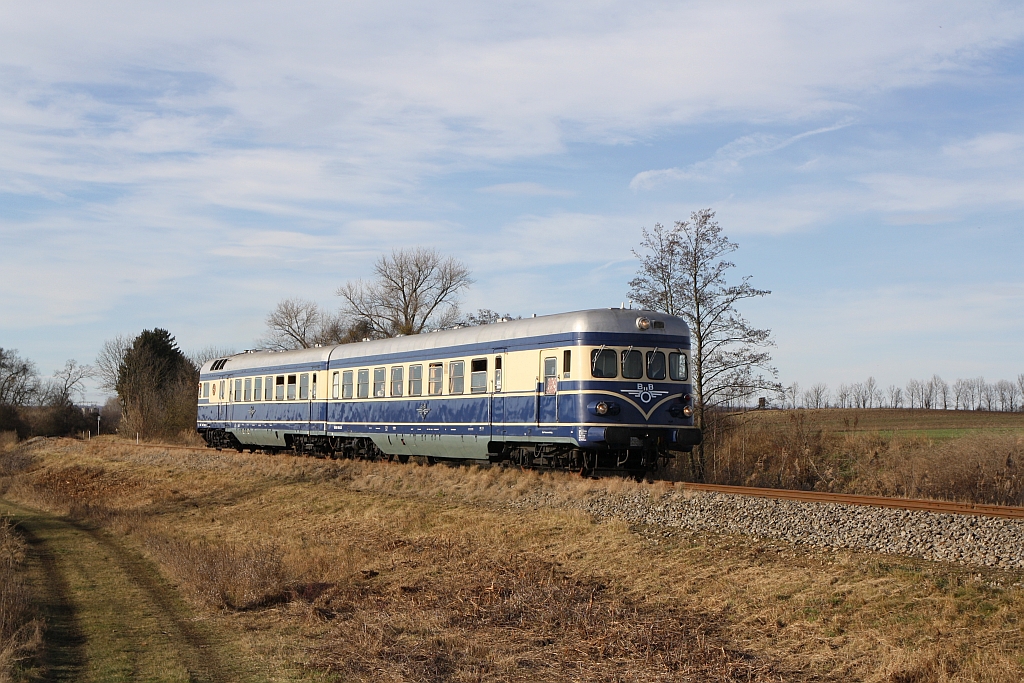 ÖSEK 6645.02 und 5145.11 am 10.Dezember 2016 als SR 17334 kurz vor der ehemaligen Haltestelle Zwingendorf.