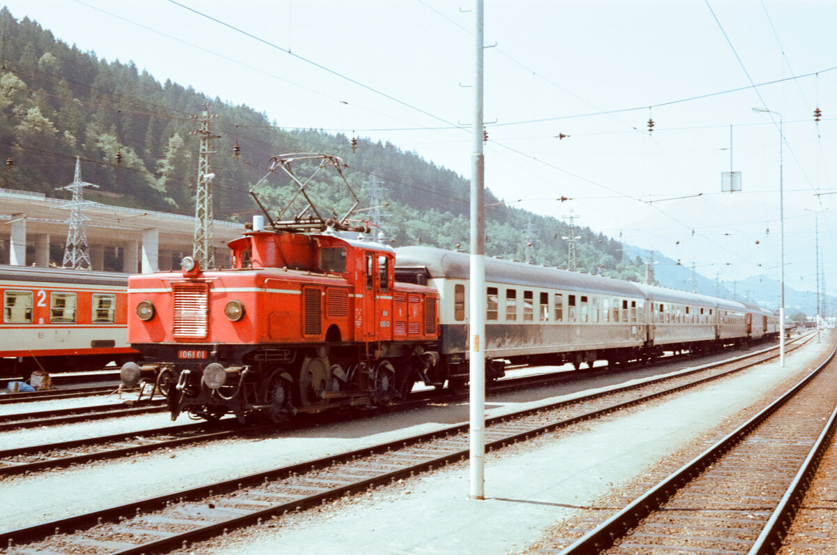 Österreich 1983: Die schon beinahe museale Ellok 1061.01 (ÖBB) beim Rangieren, Ort unbekannt