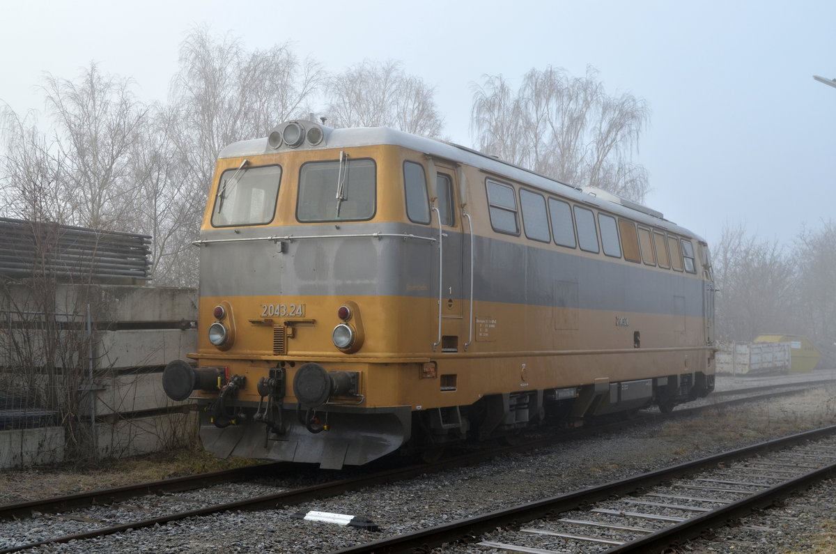 Österreich: Goldenen 2043.24 der Regiobahn RB GmbH in Mistelbach 18.02.2019