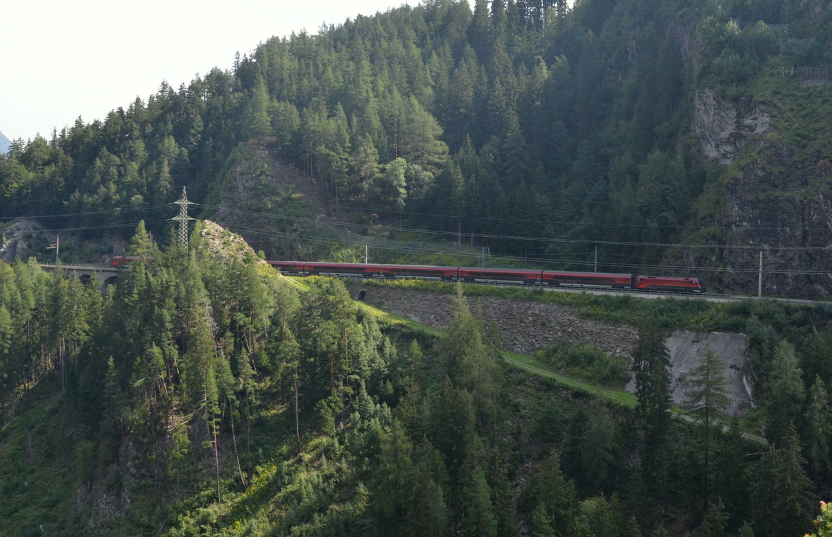 Österreich: ÖBB Railjet nach Bludenz auf der Arlbergbahn Ganderbachbrücke bei Schloss Wiesberg 28.08.2019