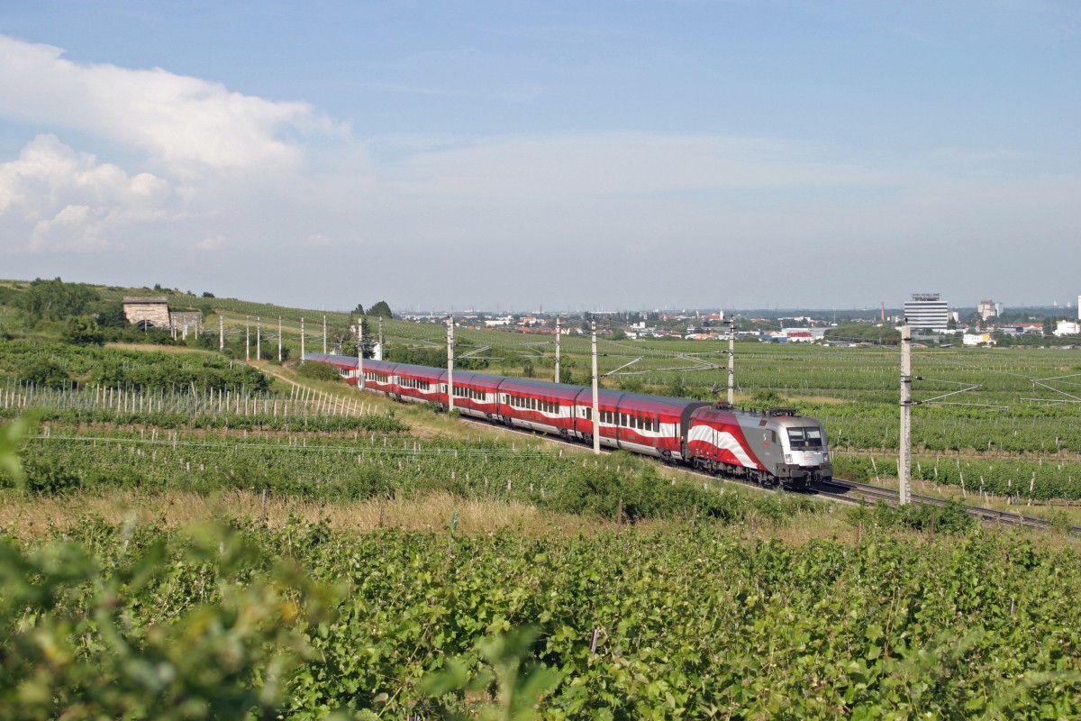 Österreich-Railjet 1116.249 als RJ-537 inmitten der vielen Weinstöcke rund um Pfaffstätten am 10.6.14