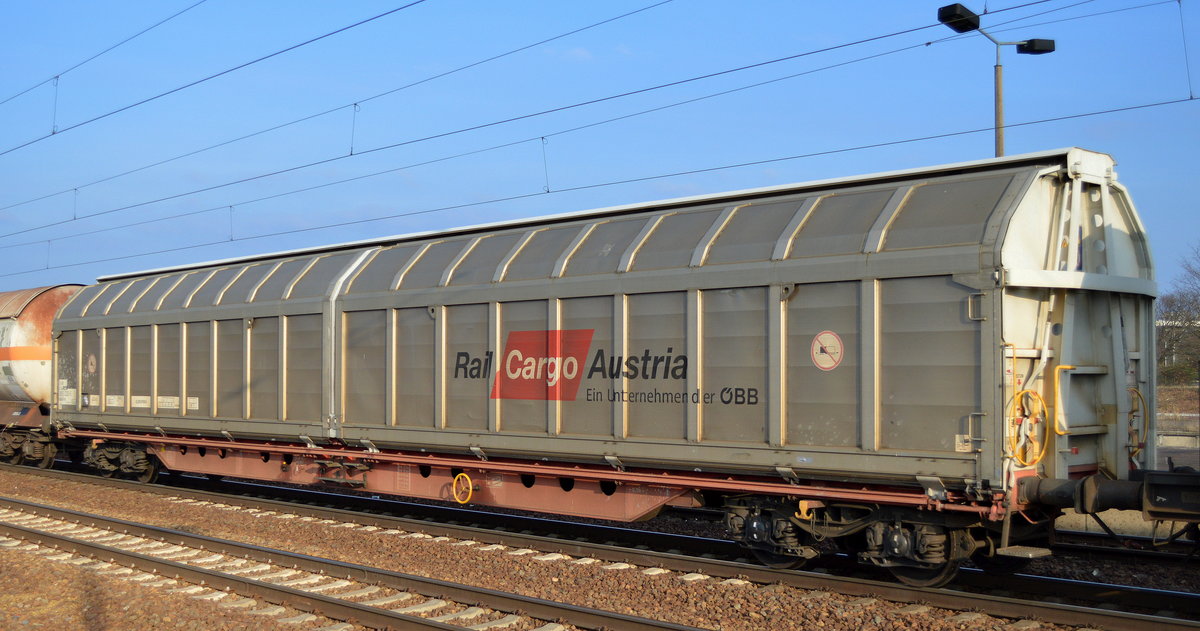 Österreichischer vierachsiger, großräumiger Schiebewandwagen der Rail Cargo Austria (ÖBB) mit der Nr. 31 RIV 81 A-RCW 2893 220-5 Habbiillns am 24.03.18 Bf. Flughafen Berlin-Schönefeld.