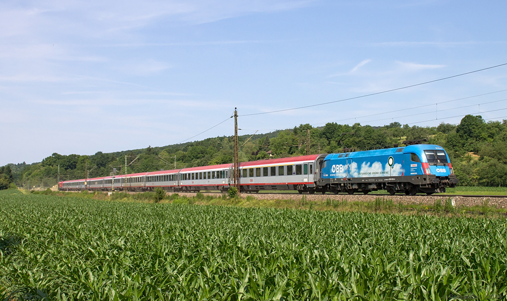  Österreichs Grüne Schiene  mitten in Baden-Württemberg?! Dieser Gedanke könnte einem jedenfalls bei diesem Foto von 1016 023  Kyoto Express  vom 19. Juni 2014 kommen; denn so steht es auf der blauen Lok, die an diesem Tag EC 113 von Stuttgart nach München zog. Der Auslöser wurde hierfür bei Ebersbach betätigt.