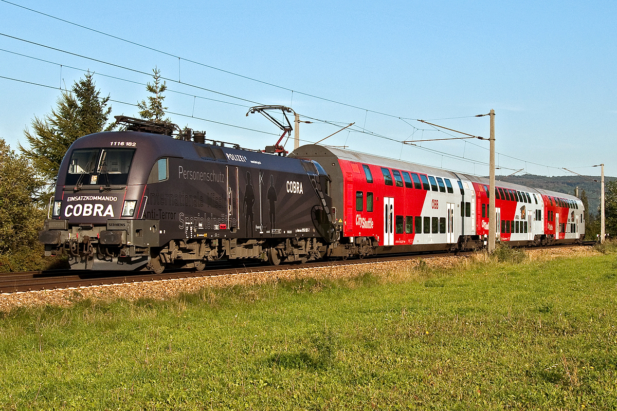 sterreichs neueste Werbelok 1116 182  Cobra  ist mit REX 2112, kurz vor Muckendorf-Wipfing unterwegs. Die Aufnahme entstand am 04.10.2013.