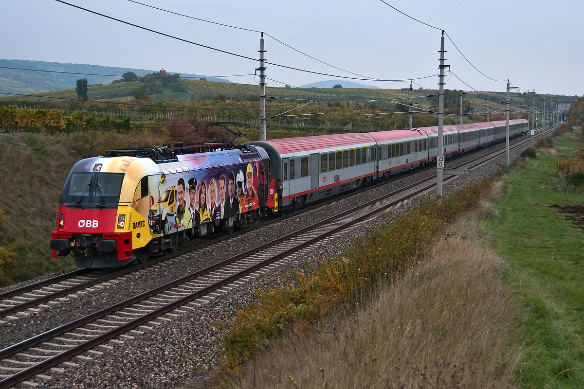 sterreichs neueste Werbelok 1216.141  AMTC , unterwegs mit EC 159  Croatia , am 14.10.2013 zwischen Gumpoldskirchen und Pfaffsttten.