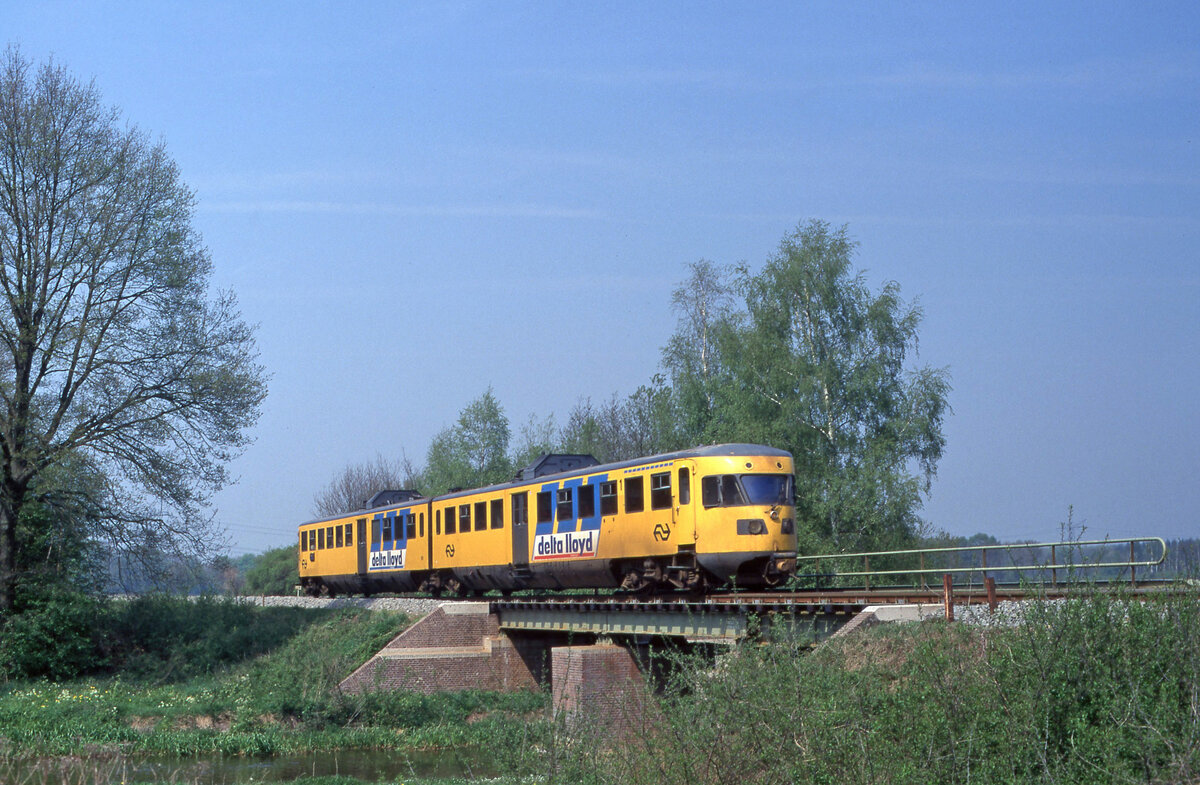 Östlich von Warnsveld, nicht weit von der ehemaligen Haltestelle Warken, überquert NS 185 die Brücke eines Seitenkanals bei km.6.0 als Zug 7841 von Zutphen nach Vorden. Am 02.05.1997, 13.41u. Scan (Bild 7299, Fujichrome100).
