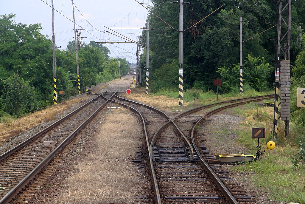 Östliches Ende des Bahnhof Kojetin am 20.Juli 2019. Links die KBS 300 Brno - Prerov (- Bohumin), rechts abzweigend die KBS 303 nach Valasske Mezirici.