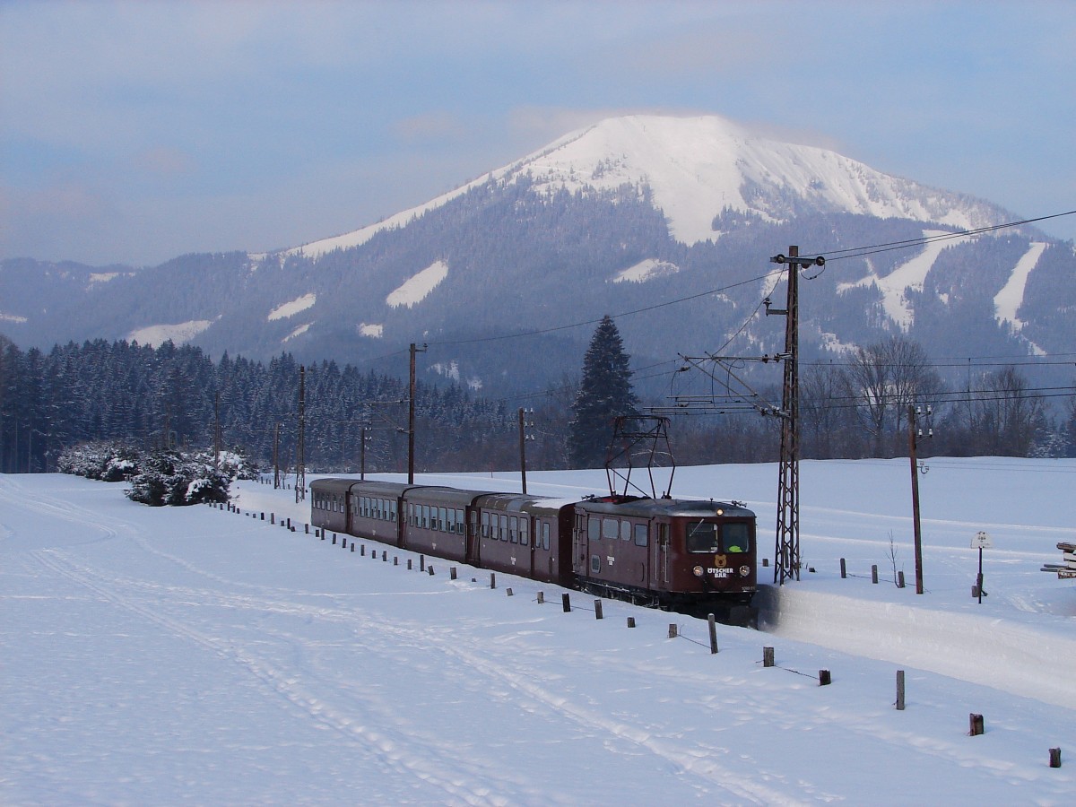 tscherbr-Zug mit tscherbr-Lok 1099 010 kurz vor Mariazell mit Gemeindealpe im Hintergrund.
11.02.2012.