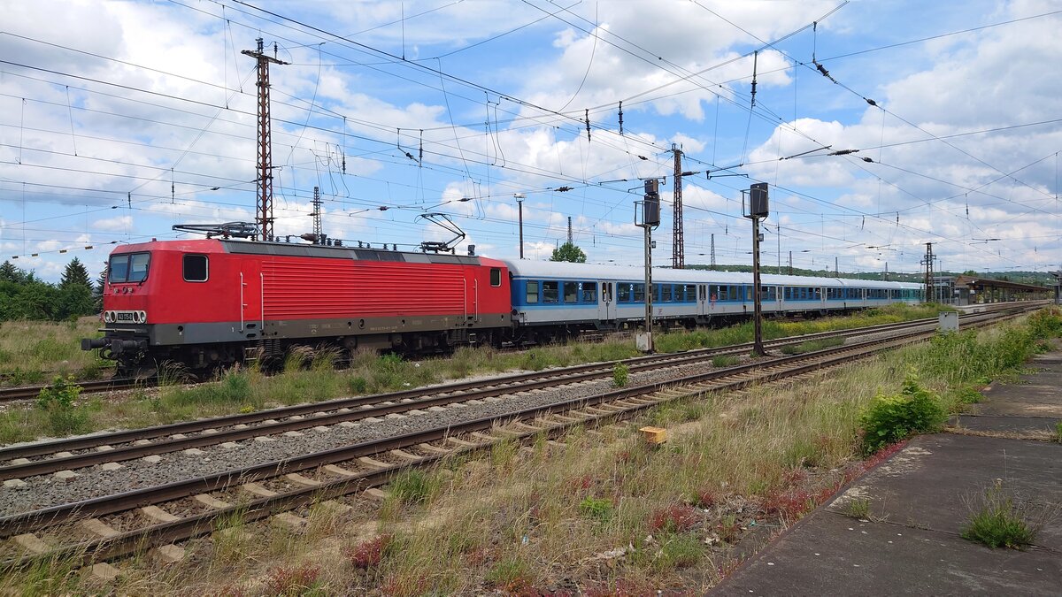 Offenbar hat Abellio Rail Mitteldeutschland wegen dem 9€-Ticket so viele Triebwagen im Einsatz, daß für die reguläre RB 25 (Halle - Naumburg - Saalfeld) ein illustrer Zug angemietet wurde:
143 175 von Salzland Rail Service;

ABnrz , Bnrz und Bnrdz von GfF  Crailsheim;

Steuerwagen Bnrbdzf von der Weser-Ems-Eisenbahn (WEE) 

7.6.22 bei der Ausfahrt von Naumburg (Saale) Hbf