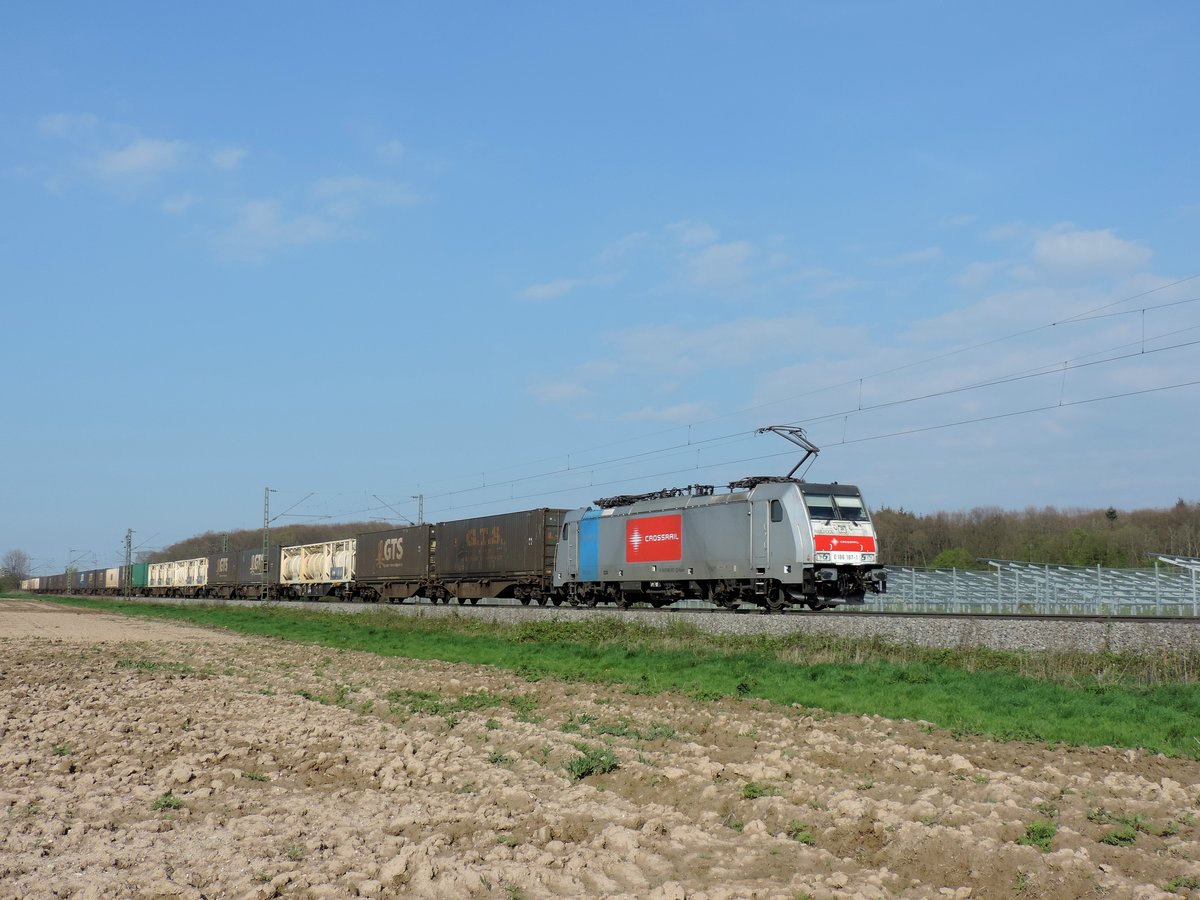 Offenburg - 11. April 2019 : An Crossrail gemietete Railpool Lok 186 187 mit einem KLV....