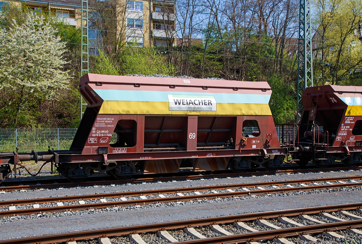 
Offener 4-achsiger Drehgestell-Schüttgutwagen mit dosierbarer Schwerkraftentladung und vier Radsätzen, 83 85 6676 918-1 CH-WKAG, Gattung Falls, der Weiacher Kies AG, CH-8187 Weiach, (Wagen 69), abgestellt im Zugverband am 09.04.2017 in Marburg an der Lahn.

Technische Daten: 
Hersteller: JOSEF MEYER Rail AG (CH-Rheinfelden)
Spurweite: 1.435 mm
Achsanzahl: 4 (in 2 Drehgestellen)
Länge über Puffer: 12.000 mm
Drehzapfenabstand: 7.200 mm
Achsabstand im Drehgestell: 1.800 mm
Laderaum: 42 m³
Maximales Ladegewicht: 61,1 t (ab Streckenklasse C)
Eigengewicht: 18.900 kg
Höchstgeschwindigkeit: 100 km/h 
