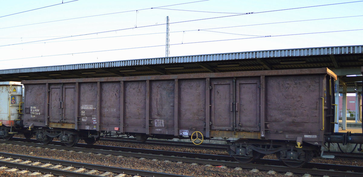 Offener Drehgestell-Güterwagen vom Einsteller Rail Cargo Wagon - Austria GmbH mit der Nr. 31 RIV 81 A-RCW 5376 534-8 Eanos in einem gemischten Güterzug am 10.12.19 Bf. Flughafen Berlin Schönefeld.