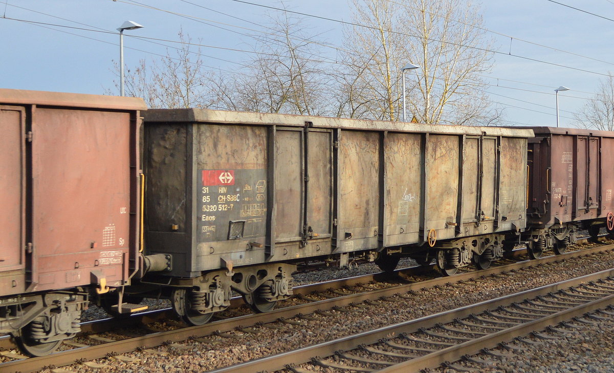 Offener Drehgestell-Güterwagen vom Einsteller SBB Cargo mit der Nr. 31 RIV 85 CH-SBBC 5320 512-7 Eaos in einem Ganzzug am 17.12.19 Bf. Saarmund.