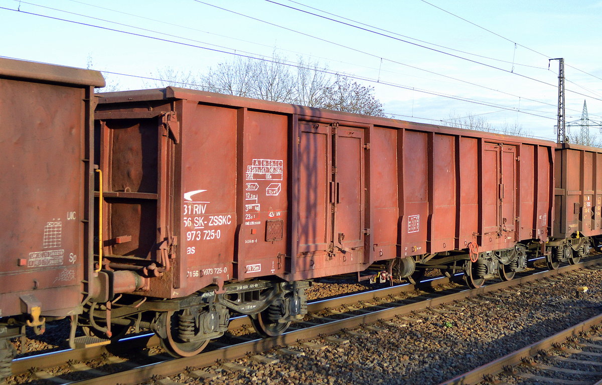 Offener Drehgestell-Güterwagen vom Einsteller ZSSK Cargo (Železničná spoločnosť Cargo Slovakia) mit der Nr. 31 RIV 56 SK-ZSSKC 5973 725-0 Eas in einem Ganzzug am 18.12.19 Bf. Saarmund.