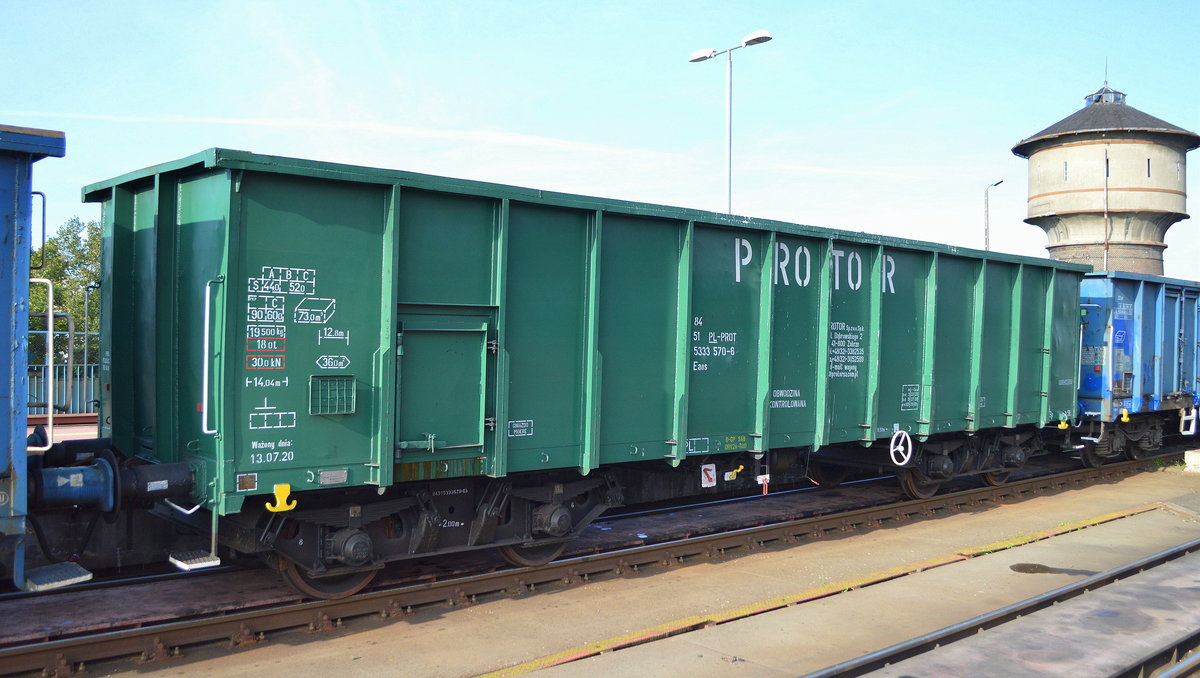 Offener Drehgestell-Güterwagen vom polnischen Einsteller Protor sp. z o.o. mit der Nr. 84 51 PL-PROT 5333 570-6 Eaos in einem Ganzzug am 30.09.20 Bf. Kostrzyn (obere Bahnsteige).
