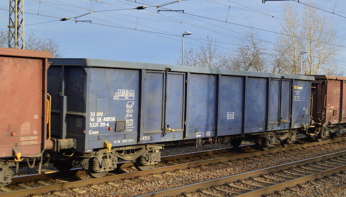 Offener Drehgestell-Güterwagen vom slowakischen Einsteller Axbenet S.r.o. mit der Nr. 33 RIV 56 SK-AXBSK 5331 311-4 Eaos in einem Ganzzug offener Güterwagen am 17.12.19 Bf. Saarmund.