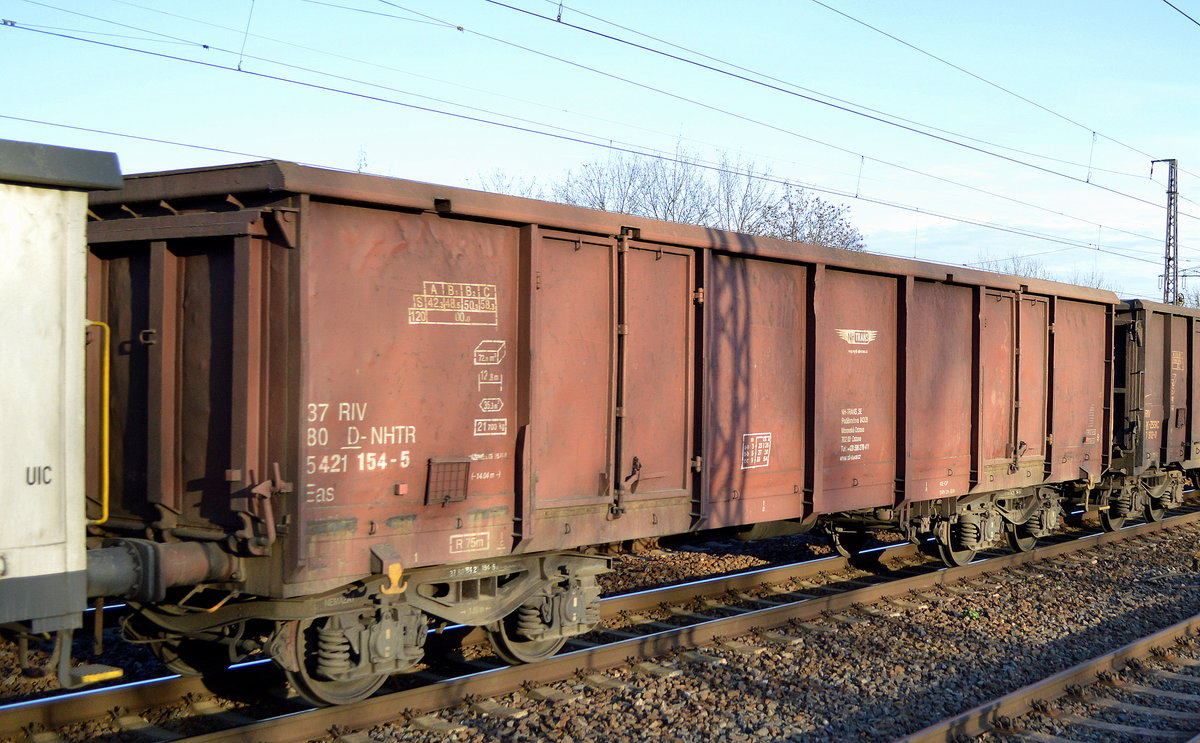 Offener Drehgestell-Güterwagen vom tschechischen Einsteller NH - TRANS, SE mit der Nr. 37 RIV 80 D-NHTR 5421 154-5 Eas in einem Ganzzug offener Güterwagen am 18.12.19 Bf. Saarmund.