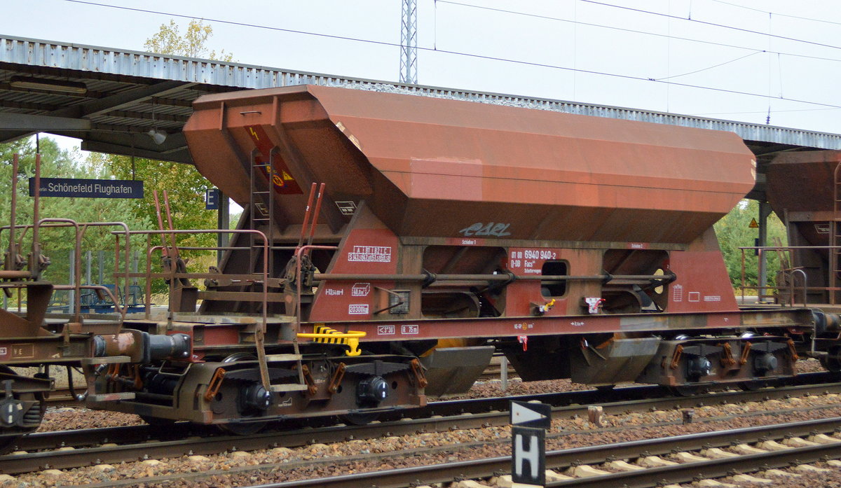 Offener Drehgestell-Schotterwagen der DB Cargo mit der Nr. 81 80 D-DB 6940 940-2 Facs 140 Schotterwagen beladen mit Schotter am 02.10.18 in einem Schotterzug im Bf. Flughafen Berlin-Schönefeld.