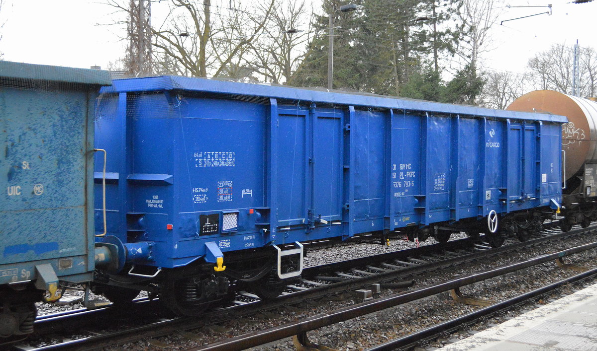 Offener Drehgestellwagen mit Netzabdeckung der PKP Cargo mit der Nr. 31 RIV MC 51 PL-PKPC 5376 793-6 Eanos-xx in einem gemischten Güterzug am 08.03.19 Berlin-Hirschgarten.