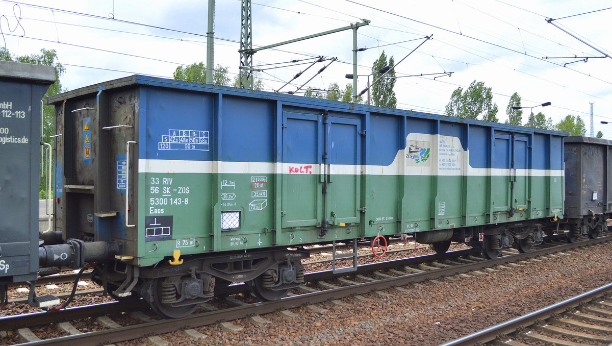 Offener Drehgestellwagen vom slowakischen Einsteller  ZOS ZVOLEN s.r.o. mit der Nr. 33 RIV 56 SK-ZOS 5300 143-8 Eaos am 05.07.19 Bf. Flughafen Berlin Schönefeld.
