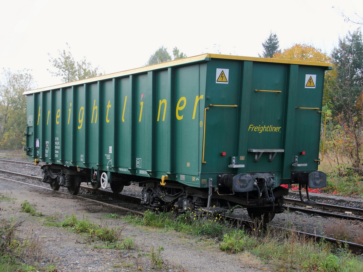 Offener Gterwagen 37 80 584 0041-7 – mit der Beschriftung  Freightliner - steht am 16. Oktober 2013 im befahrbaren Teil des Gterbahnhofes Berlin Grnau.