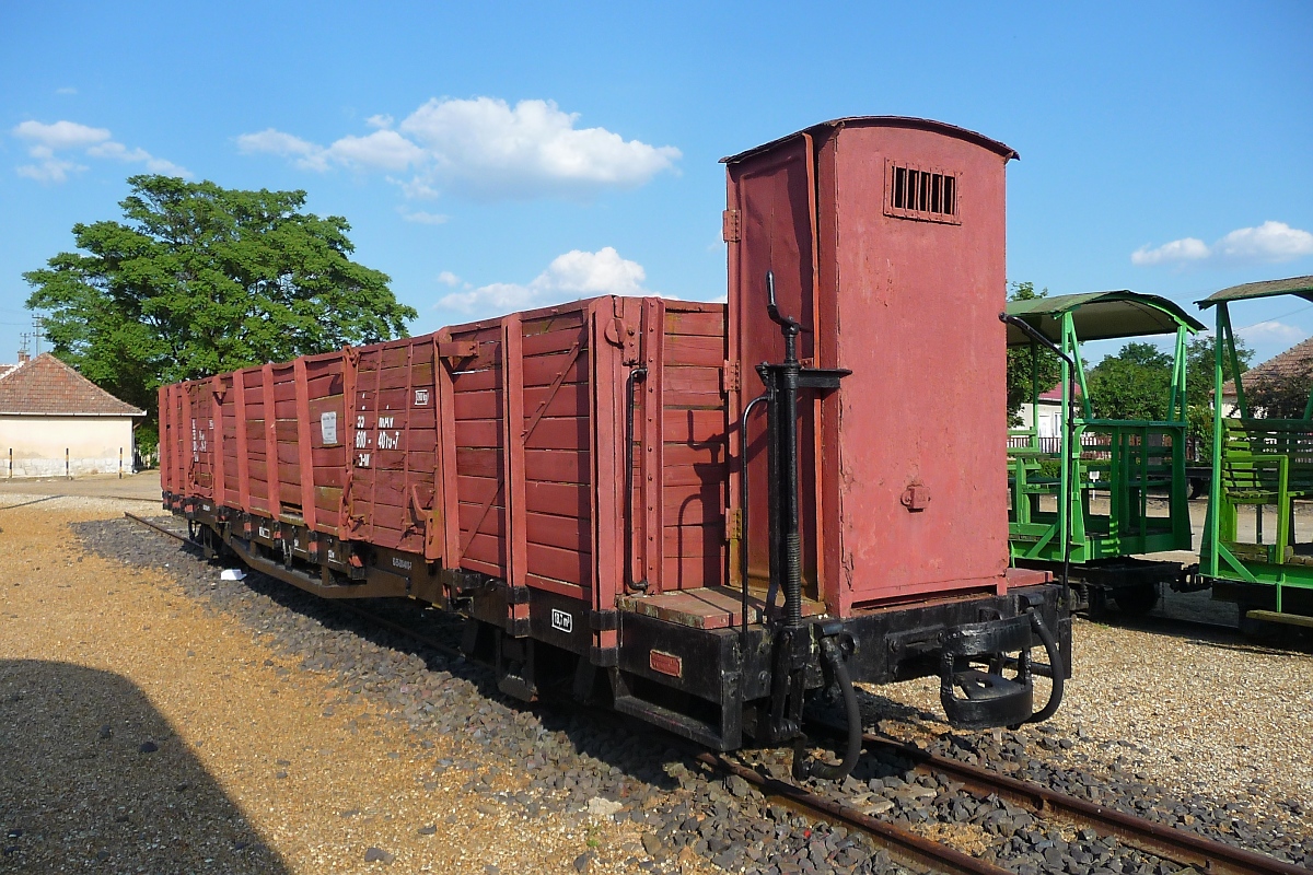 Offener Güterwagen im Bahnhof Dombrad, 23. 5. ‎2016