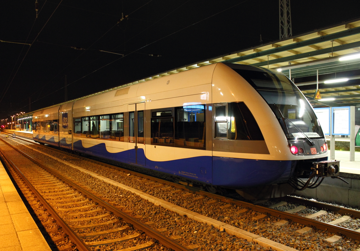 Offensichtlich fährt die UBB für den VBB.
Ein GTW 2/6 der UBB auf der RB 12 nach Berlin-Lichtenberg in Oranienburg am 17.12.2013 gegen 22:30 Uhr.