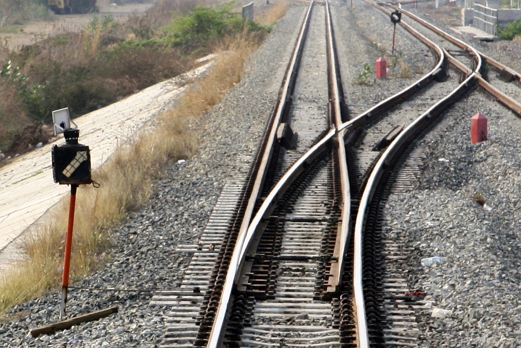 Offensichtlich noch ein Provisorium dürfte diese Überleitstelle im südlichem Bereich der Hua Ngiu Station sein. - Bild vom 23.März 2025.