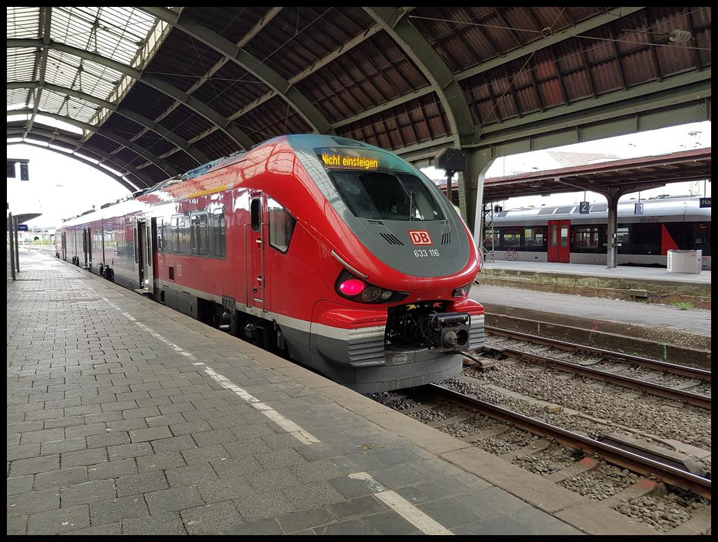 Offensichtlich noch im Probebetrieb befand sich am 14.5.2021 der Pesa 633116 der DB um 16.50 Uhr im HBF Hagen in Westfalen.