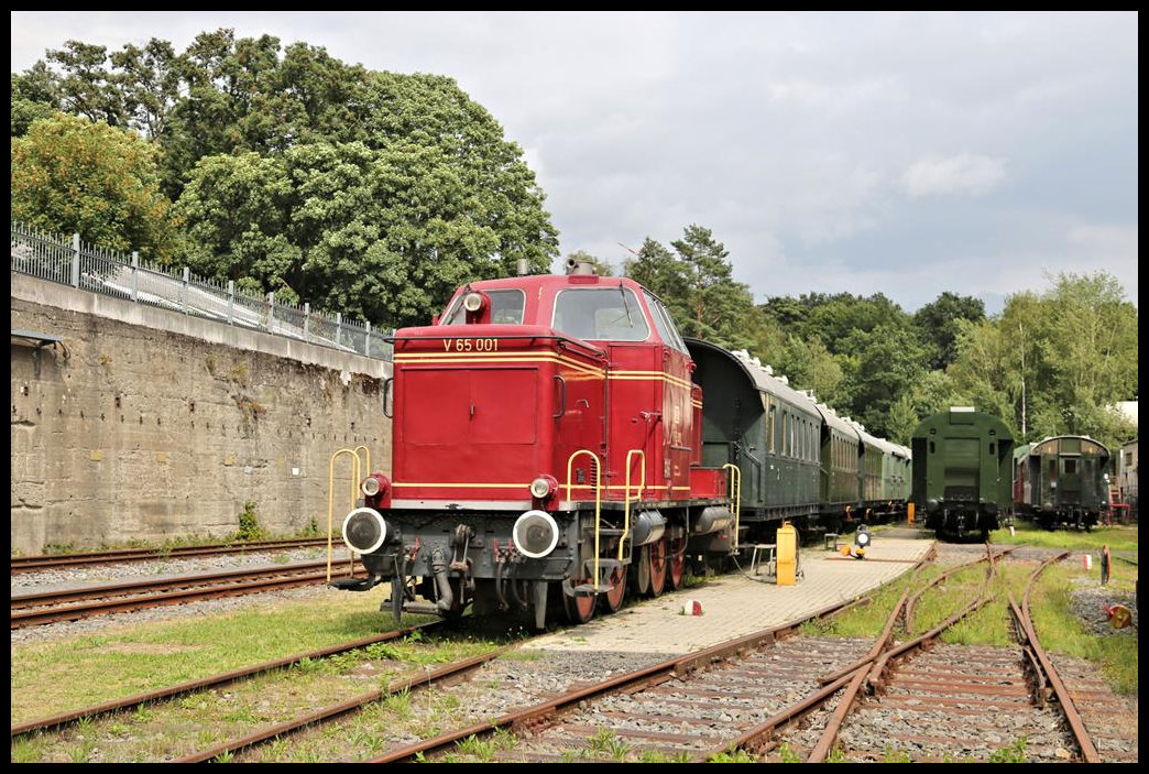 Offensichtlich schon für den nächsten Einsatz auf der Hüttenbahn vorbereitet steht hier die historische V 65001 der Osnabrücker Dampflok Freunde am 10.8.21 vor ihrer Personenzug Garnitur im Zechenbahnhof Piesberg in Osnabrück.