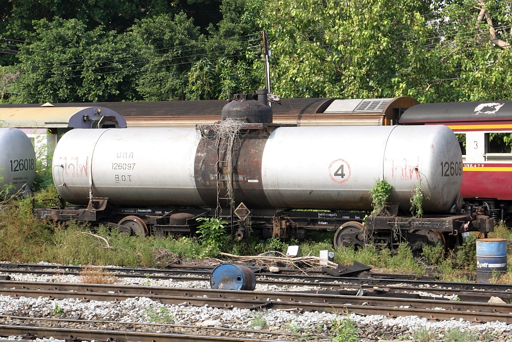 Offensichtlich wurde der บ.ท.ค. 126079 (บ.ท.ค. = B.O.T./Bogie Oil Tank Wagon) schon länger nicht mehr bewegt. - Depot Hua Lamphong am 10.Dezember 2023.