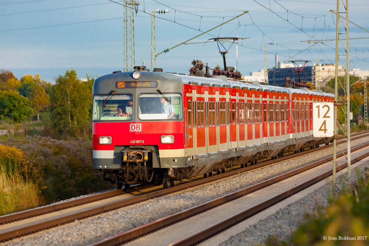 Offensichtlich wurde die Fahrt nach Grafrath auf dem ET 420 der Münchner S-Bahn zu Schulungszwecken genutzt. München-Aubing 04.10.2017