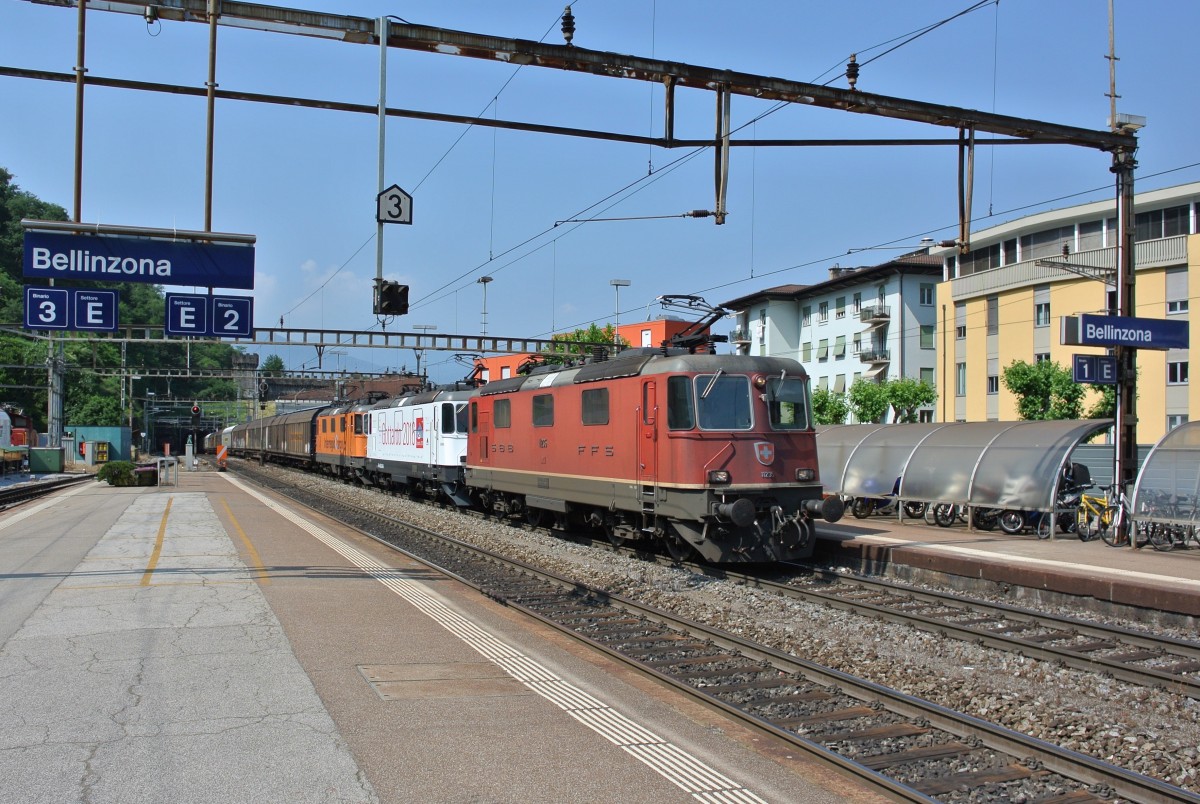 Offiziell seit dem 01.06.2015 werben zwei Lokomotiven (eine Re 4/4 II der Division Cargo und eine Re 460 der Division Personenverkehr) fr den neuen Gotthardbasistunnel welcher 2016 erffnet wird; per Zufall waren heute beide Loks am Gotthard im Einsatz: Re 4/4 II 11235, Re 420 268-5  Gottardo 2016  (temporrer Taufname  Erstfeld ) und Re 4/4 II 11320  InterregioCargo  mit Gterzug bei Einfahrt in Bellinzona, 05.06.2015.