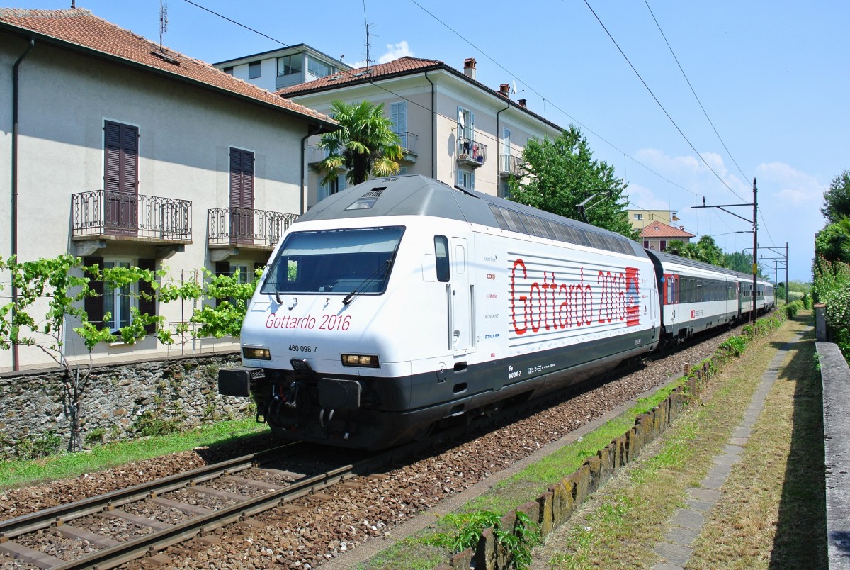 Offiziell seit dem 01.06.2015 werben zwei Lokomotiven (eine Re 4/4 II der Division Cargo und eine Re 460 der Division Personenverkehr) fr den neuen Gotthardbasistunnel welcher 2016 erffnet wird; per Zufall waren heute beide Loks am Gotthard im Einsatz: Re 460 098-7  Gottardo 2016 , temporrer Taufname  Biasca  mit dem IR 2417 bei Einfahrt in Locarno, 05.06.2015. 