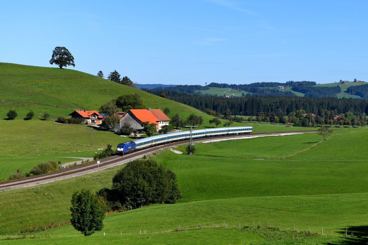 Oft gezeigt und doch immer wieder schön: Die S-Kurve bei Heimhofen. Einen Vorteil haben die konstanten Zugausfälle der Alex Züge zwischen Immenstadt und Oberstdorf. Die Züge nach Lindau bestehen aufgrund der unterbleibenden Zugteilung aus sechs Wagen. Ettliche Motive rund um Oberstaufen wirken mit längeren Zügen einfach harmonischer. Am 29. September 2019 nutzte ich die Gelegenheit und fotografierte die von Beacon Rail angemietete ER 20 - 015 mit ihrem ALX 84106 auf der Fahrt zum Bodensee.