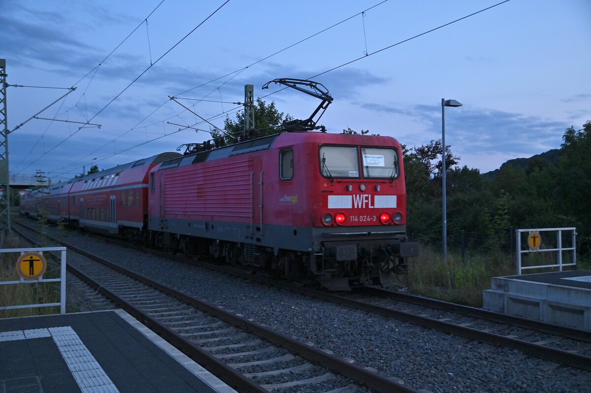 Ogrinal. Nachschuß auf die nach Heilbronn ausfahrende 114 024-3 von WFL für Abellio als RE10a nach Heilbronn in Gundelsheim Neckar. 20.8.2021