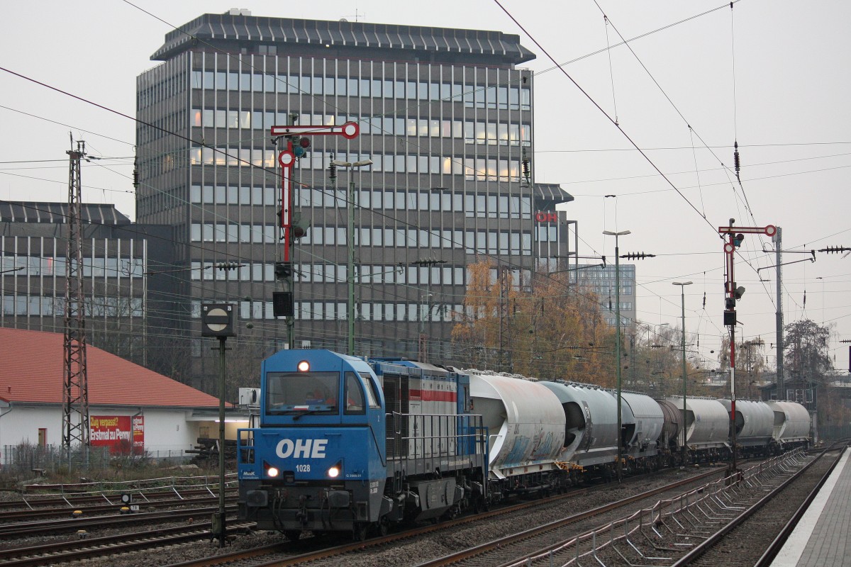 OHE 1028 am 4.12.13 für die NIAG mit einem Sodazug in Düsseldorf-Rath.