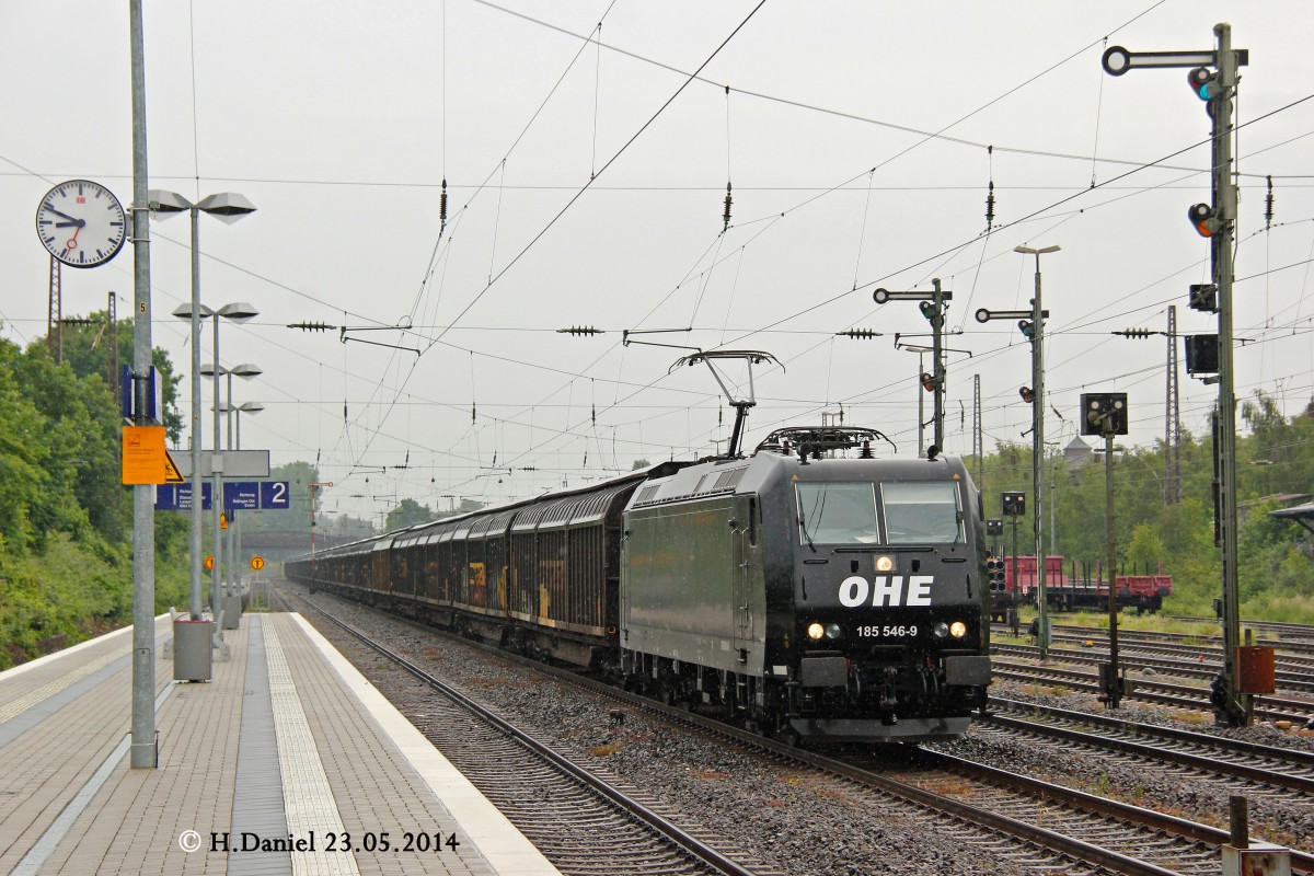 OHE 185 546-9 mit einem Papierzug am 23.05.2014 in Düsseldorf Rath.