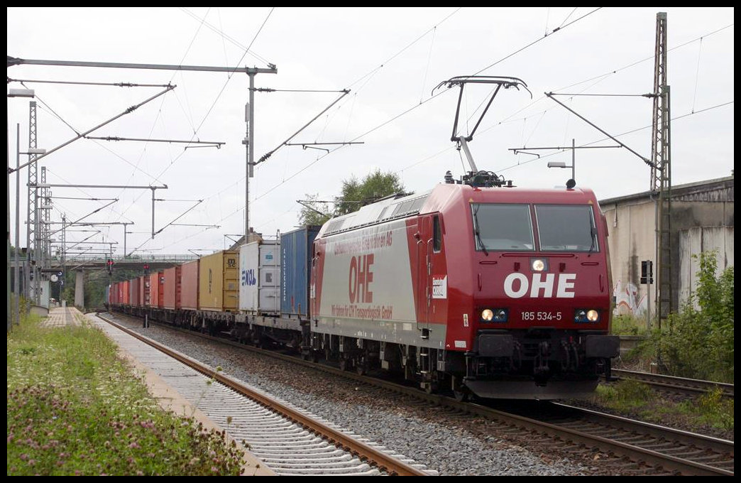 OHE 185534 fährt hier am 13.8.2005 mit einem Container Zug in Richtung Norden durch den Bahnhof Linsburg.